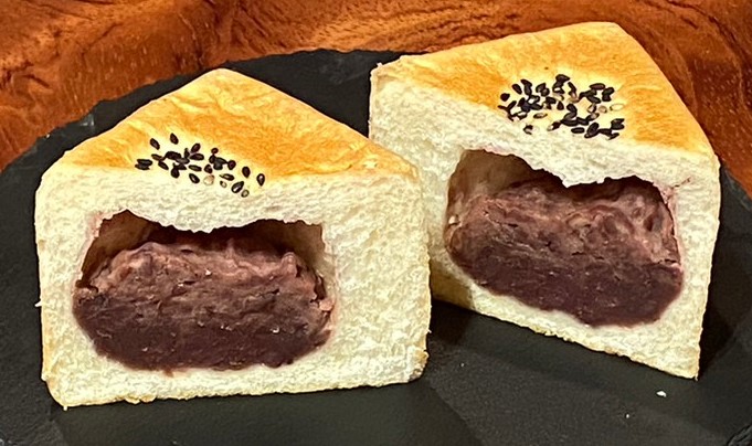 キューブあんパン　半分に分割されていて中に餡子が見えている。おいしそうな断面で食欲をかきたてる。