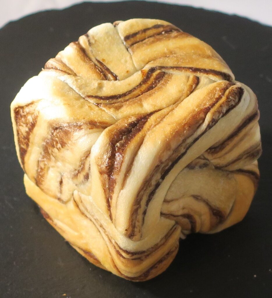 しまチョコキューブの画像。チョコとパン生地のマーブル模様が美しい。まつやまパンの人気菓子パンです。