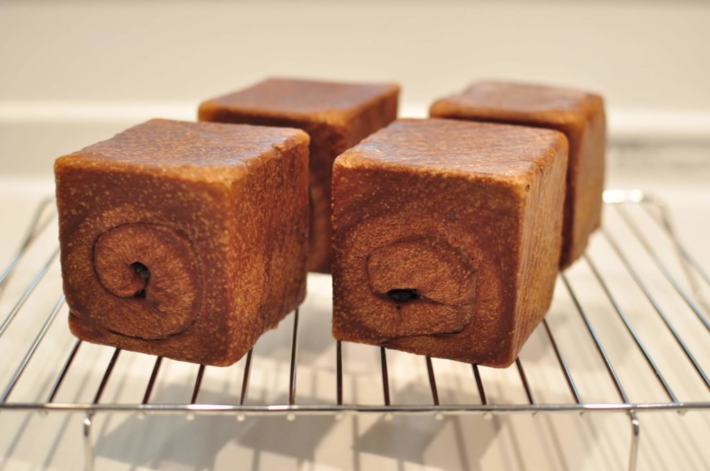 キューブパンが4個並んでいる