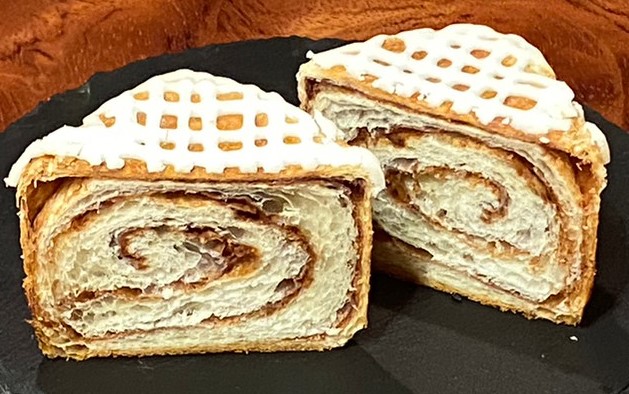 半分にカットされたシナモンキューブ キューブの形に渦巻いたシナモンの層が美しい