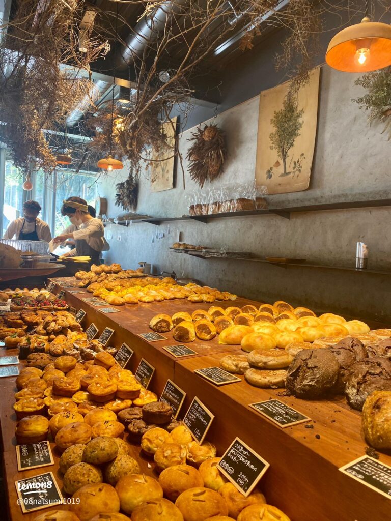 福岡にあるベーカリー「パンストック」の店内写真 パンが並んでいる