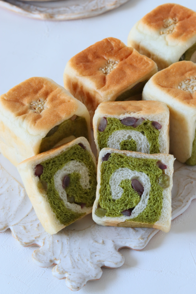 キューブパン、白い生地と緑の生地を重ねて焼きあげている。そのパンの断面図