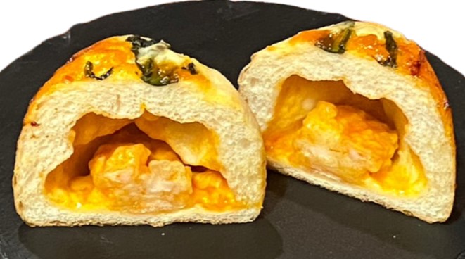 まつやまパン「海老チリキューブ」カット断面画像